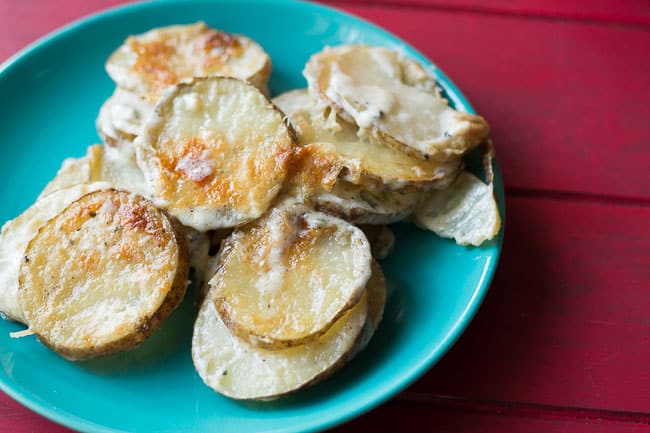 Scalloped potatoes with blue cheese on blue plate