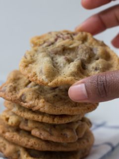 Chocolate chip pecan cookie recipes. Thin and crispy cookies with a chewy middle. Bake these and have them with milk.