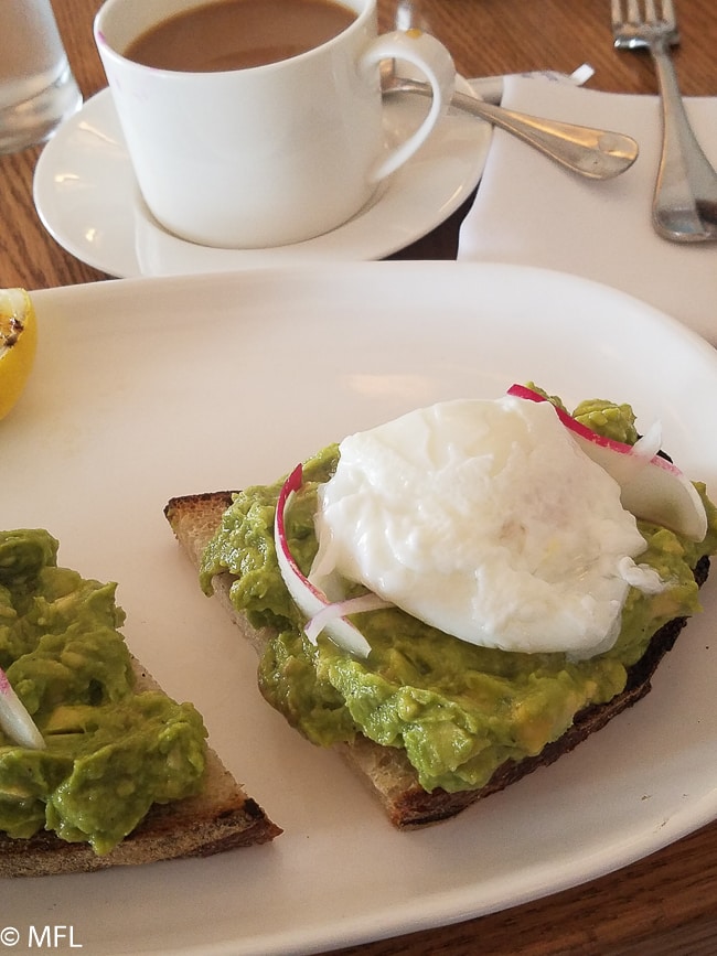 gaucomole toast with poached egg