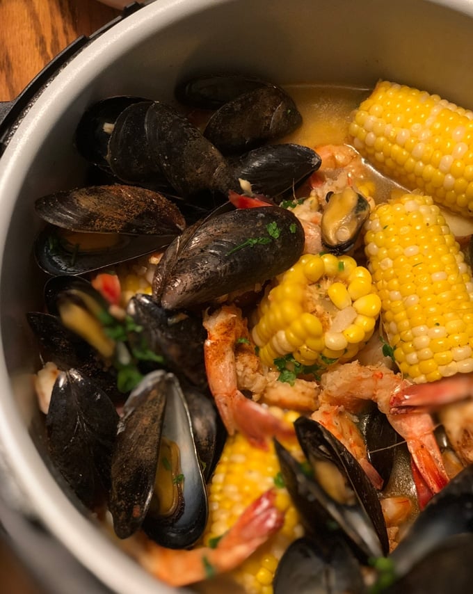 ninja foodi shrimp boil inside insert with mussels and corn and shrimp