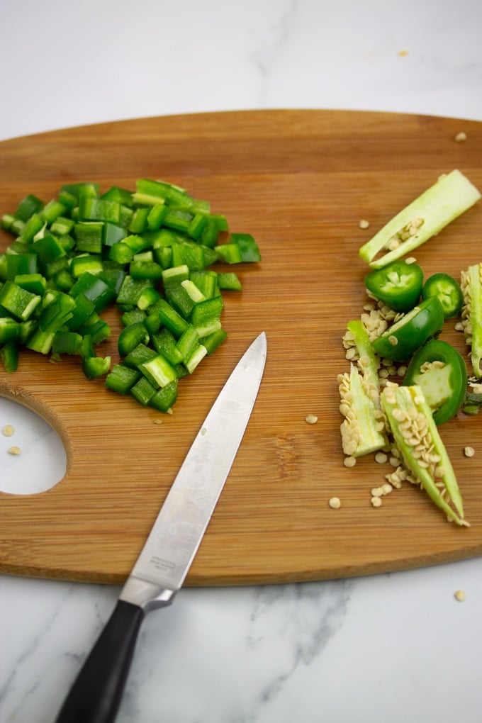 Bereiten Sie gehackte Jalapños für das Instant Pot Grits-Rezept vor