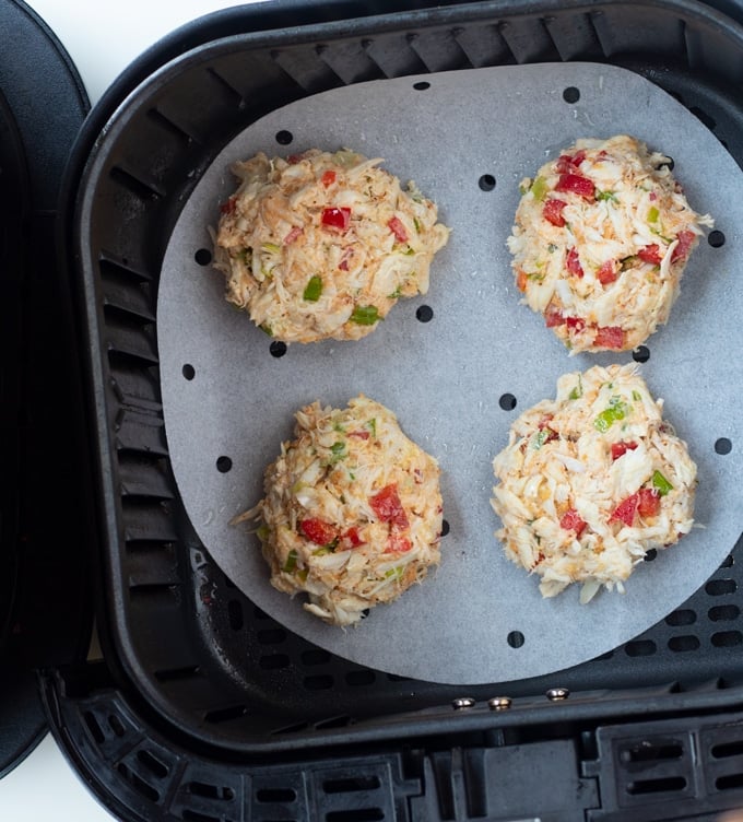 crab cakes in air fryer basket 