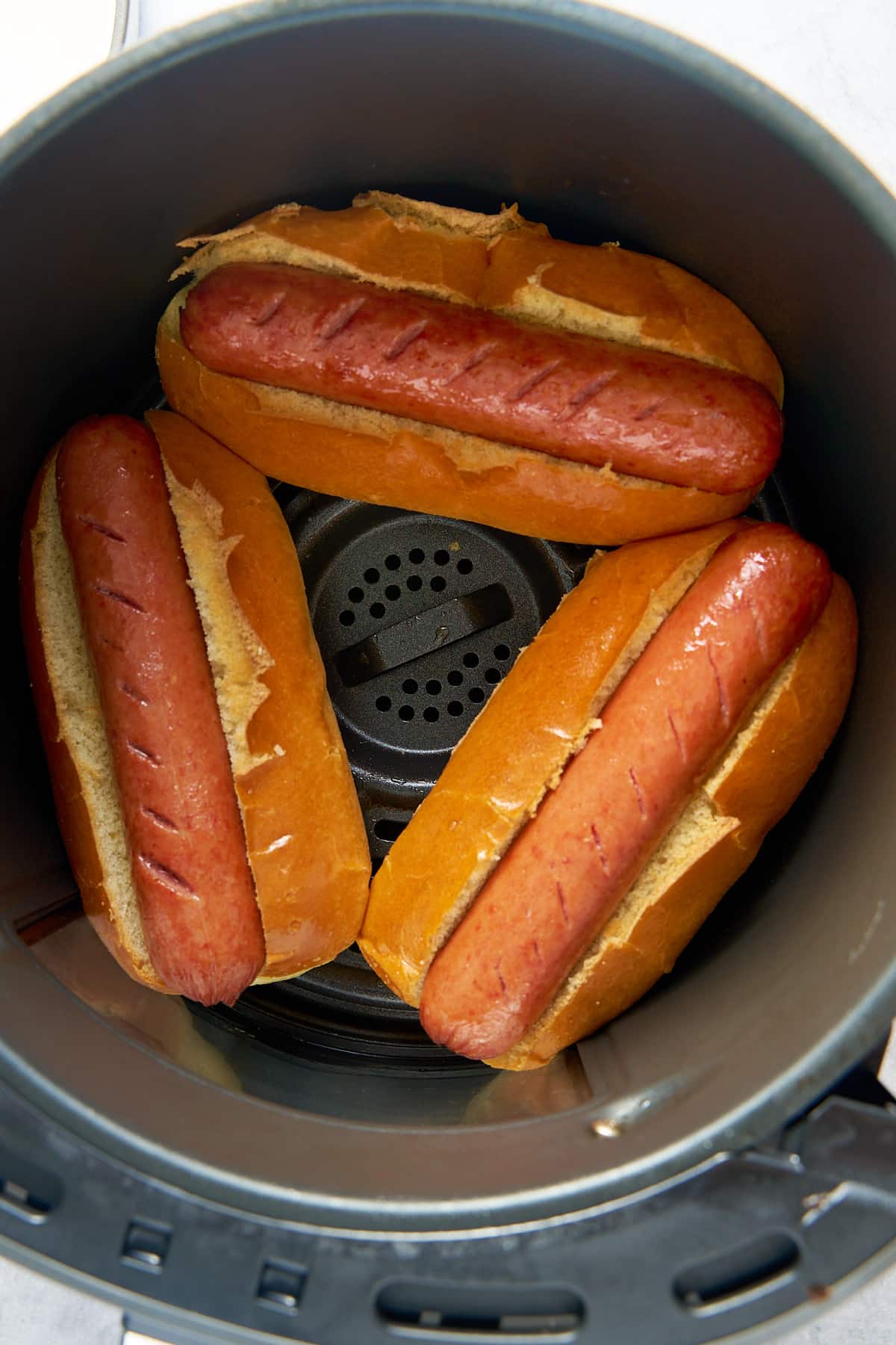 hot dogs in buns in air fryer basket
