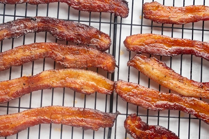 Pancetta su una rastrelliera di raffreddamento