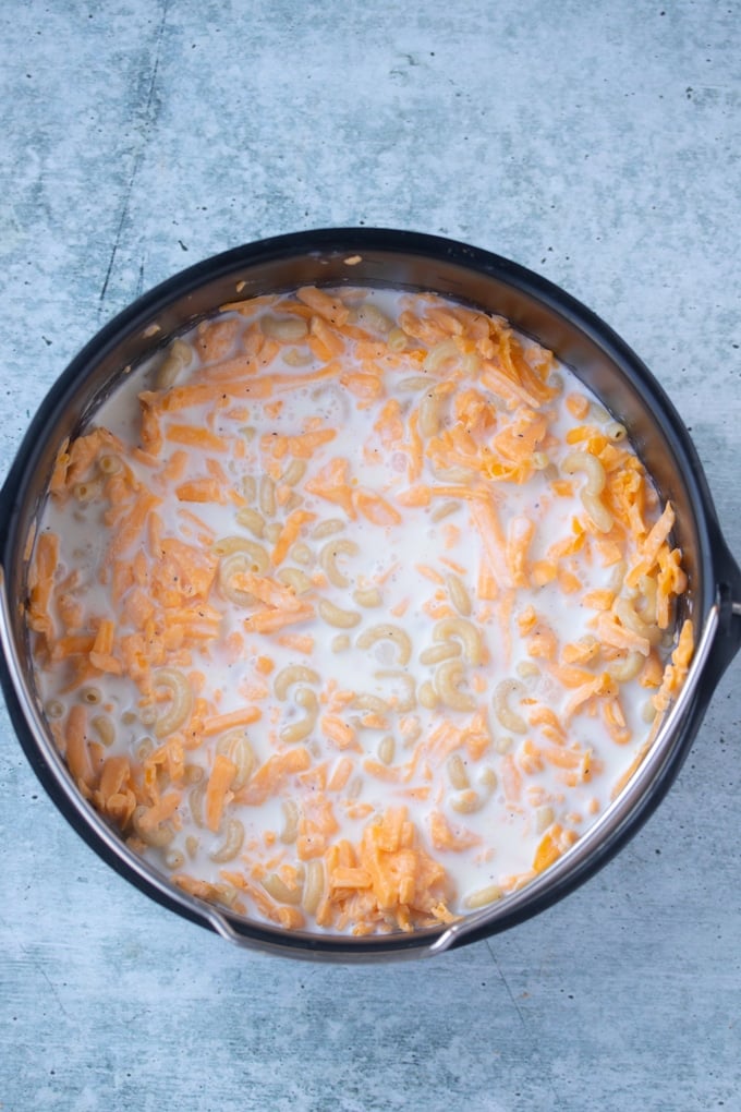 cheese and elbow macaroni and liquid in circle pan