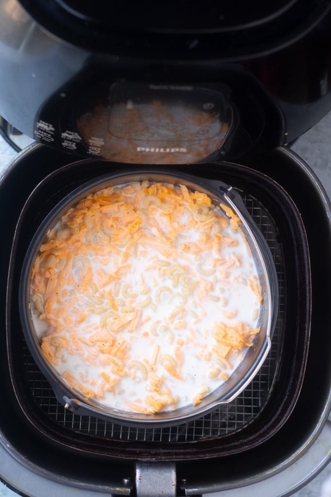 pan with air fryer mac and cheese in air fryer basket