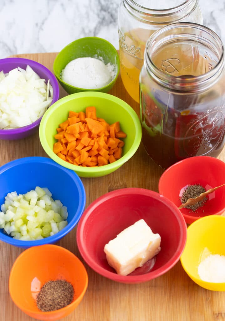 all ingredients for gravy without drippings in prep containers