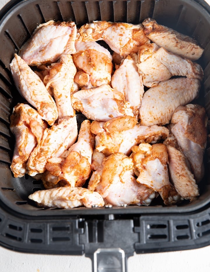 Chiken wings in the air fryer before cooking