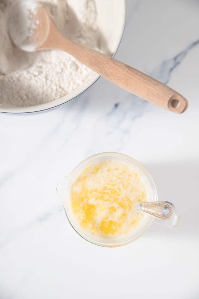 Dry and wet ingredients in two bowls