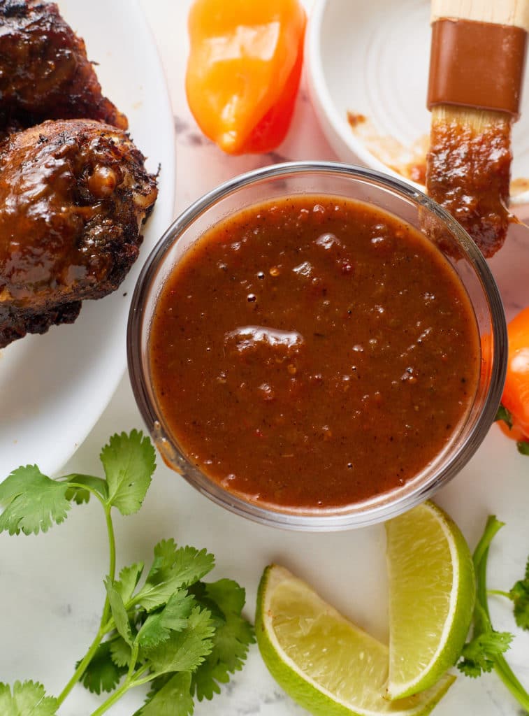 Jerk BBQ sauce em uma tigela de vidro pronta para uso.