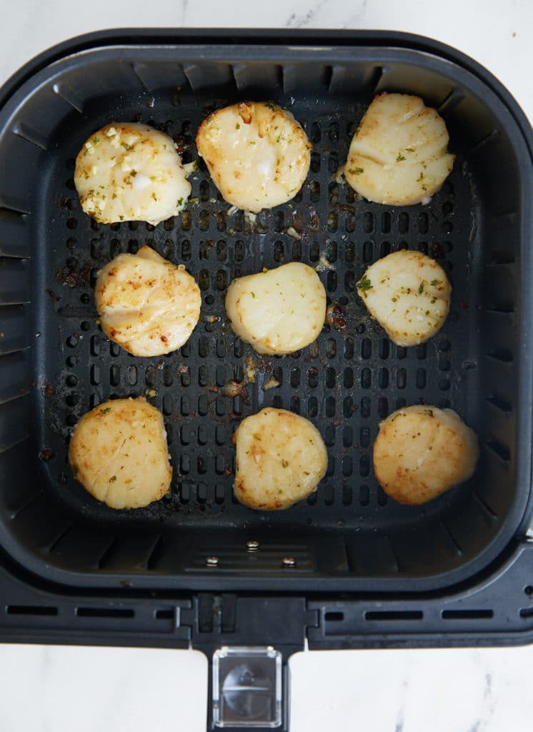 The cooked scallops in the air fryer basket.