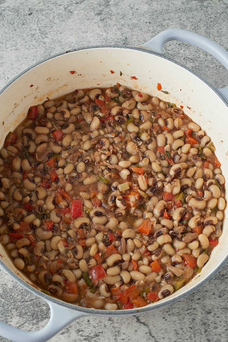 Cooked blackeye peas and vegetables in a Dutch oven.