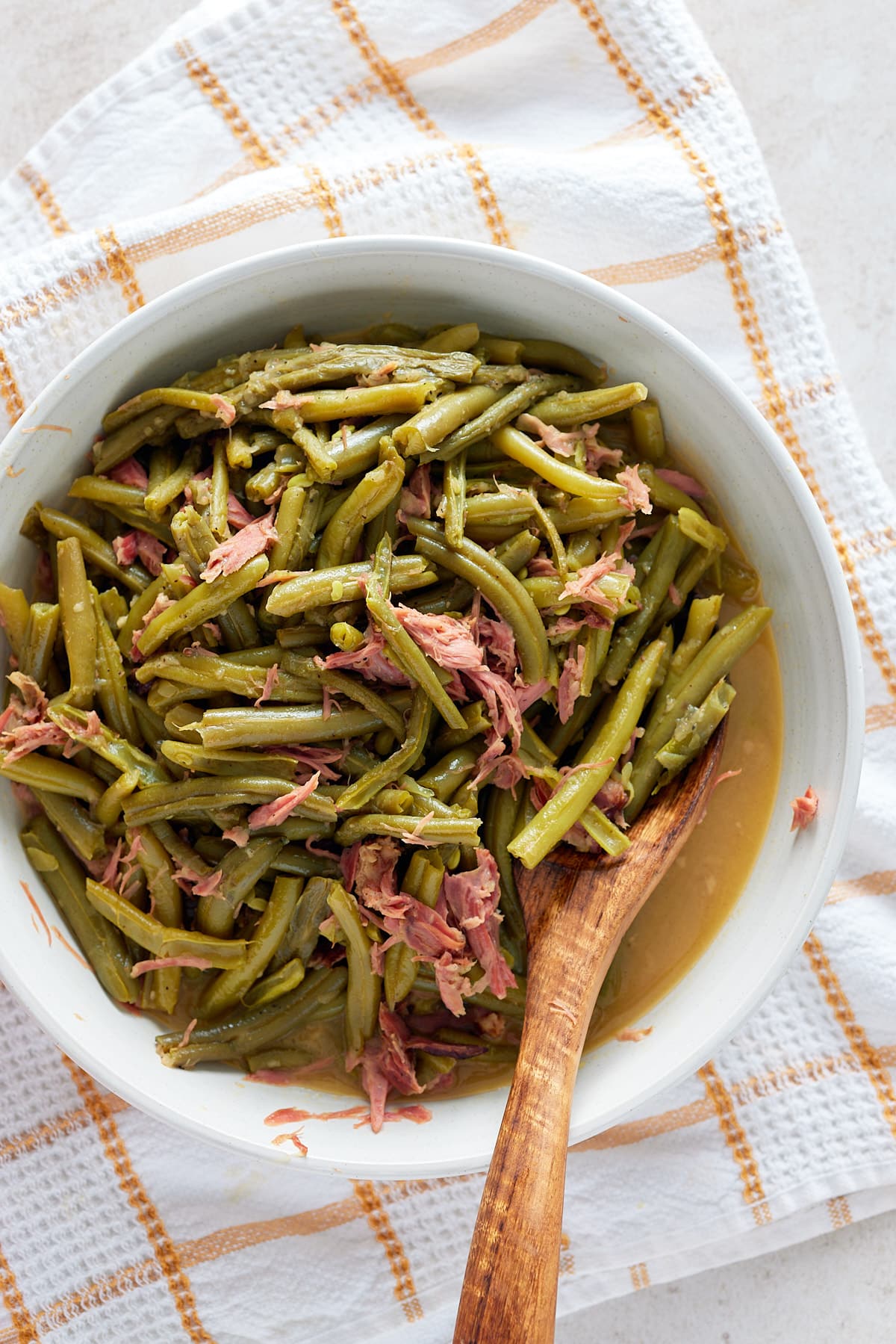 green beans in white bowl with napkin