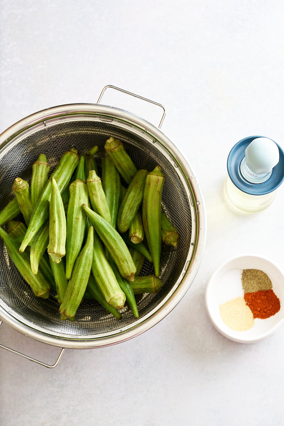 Roasted okra recipe ingredients.