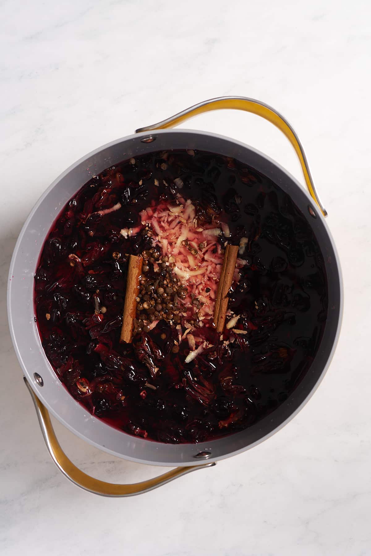 ingredients for sorrel in water on stovetop being boiled