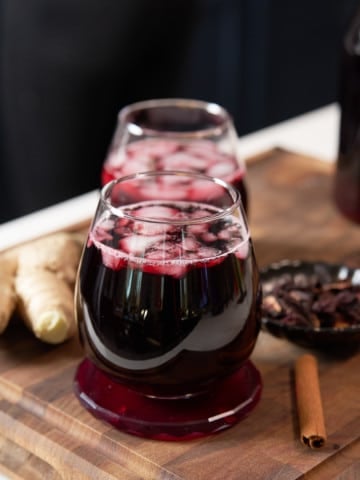 2 glasses of sorrel on a cutting board
