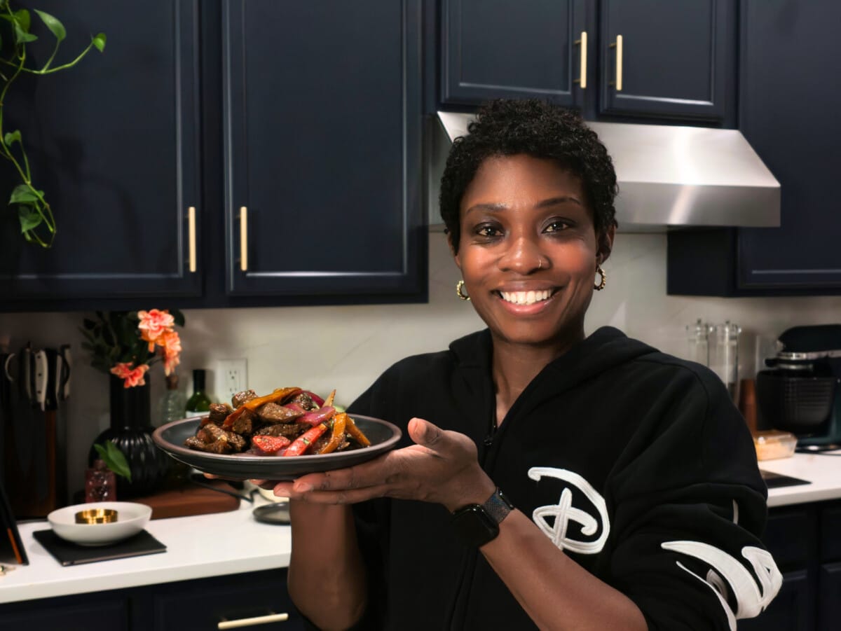 tanya holding a plate of lomo saltado